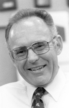 Gordon Moore (1929- ). Autor de la célebre Ley de Moore en 1965, que predice el ritmo de crecimiento de los circuitos integrados, ley que se cumple un año tras otro desde entonces. Fue otro de los fundadores de Intel.