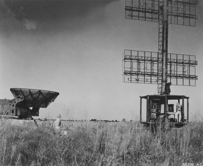 A la izquierda, radar Würzburg , a la derecha, radar Freya. Son los dos equipos de radar alemanes que fueron objeto de la atención de los aliados occidentales y que motivaron la puesta en marcha de la “Operación Biting”, que describo en este artículo